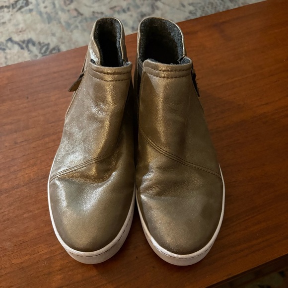 Clarks Pawley Joy Metallic Slip-On High-Top Sneakers Women’s 9 - Picture 1 of 5